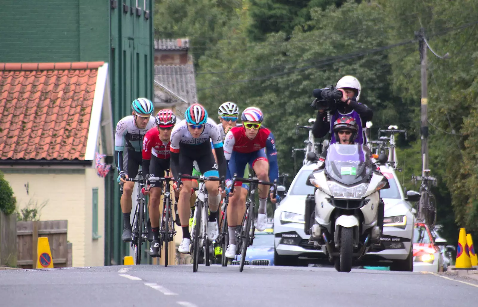 The first peloton appears on Magdalen Street, from The Tour of Britain Does Eye, Suffolk - 8th September 2017