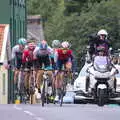 The first peloton appears on Magdalen Street, The Tour of Britain Does Eye, Suffolk - 8th September 2017