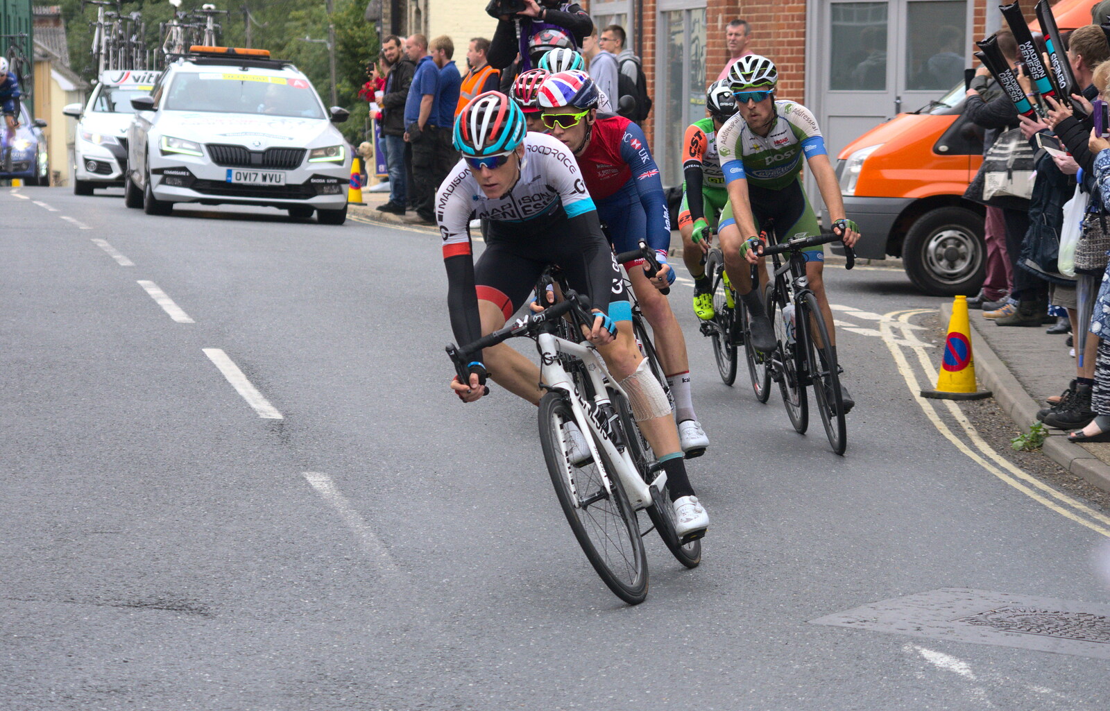 The peloton rounds the corner outside the Bank from The Tour of Britain Does Eye, Suffolk - 8th September 2017