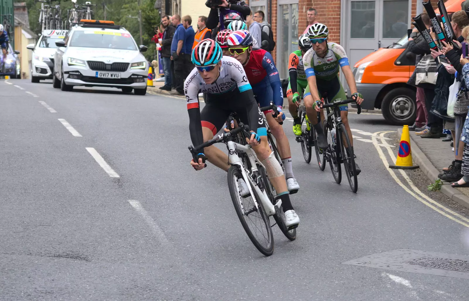 The peloton rounds the corner outside the Bank, from The Tour of Britain Does Eye, Suffolk - 8th September 2017