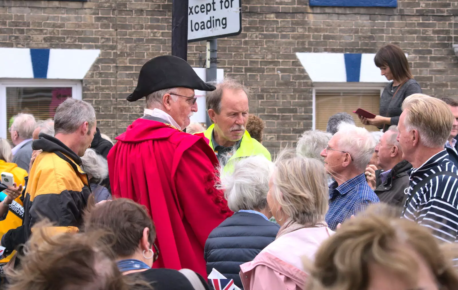 The current and previous Mayor talk to the crowds, from The Tour of Britain Does Eye, Suffolk - 8th September 2017