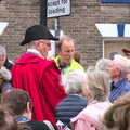 The Tour of Britain Does Eye, Suffolk - 8th September 2017, The current and previous Mayor talk to the crowds