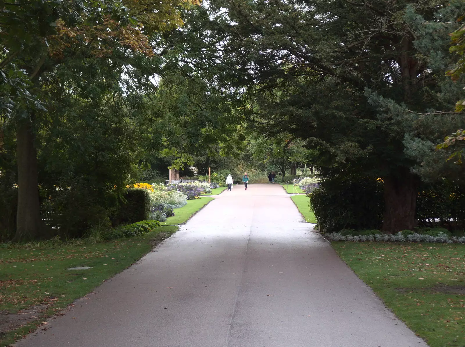 The path through Abbey Gardens, from Ploughing and Pizza, Thrandeston and Bury St. Edmunds, Suffolk - 17th September 2017