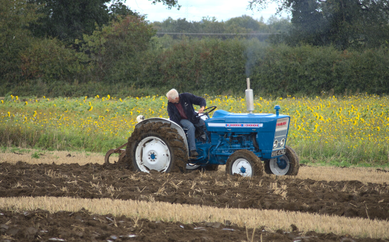 A Ford 3000 trundles around from Ploughing and Pizza, Thrandeston and Bury St. Edmunds, Suffolk - 17th September 2017