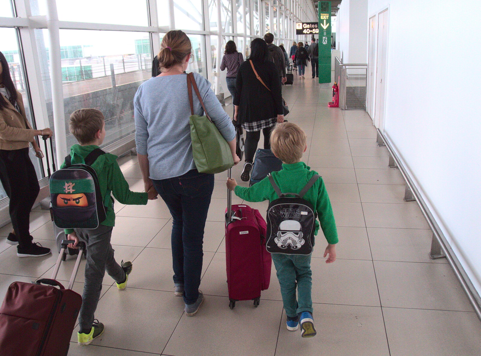 Isobel and the boys head down to the departure gate from Barcelona and Parc Montjuïc, Catalonia, Spain - 21st October 2017