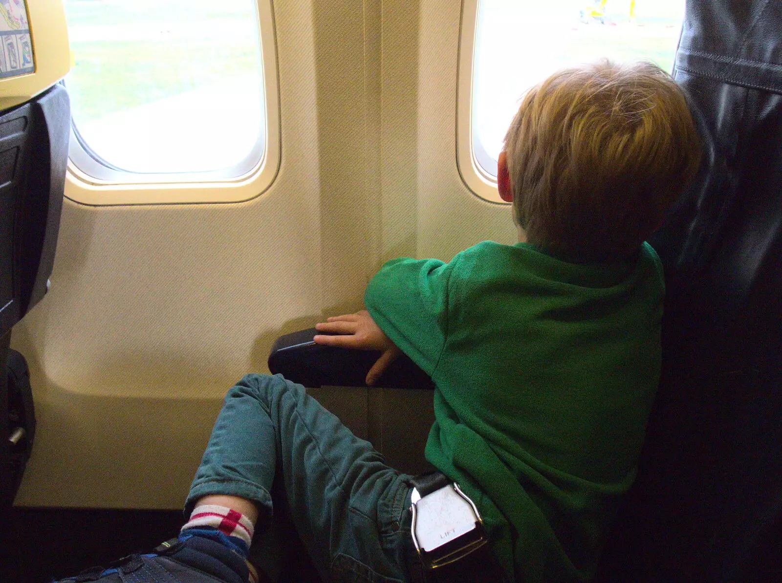 Harry peers out of the plane's window, from Barcelona and Parc Montjuïc, Catalonia, Spain - 21st October 2017