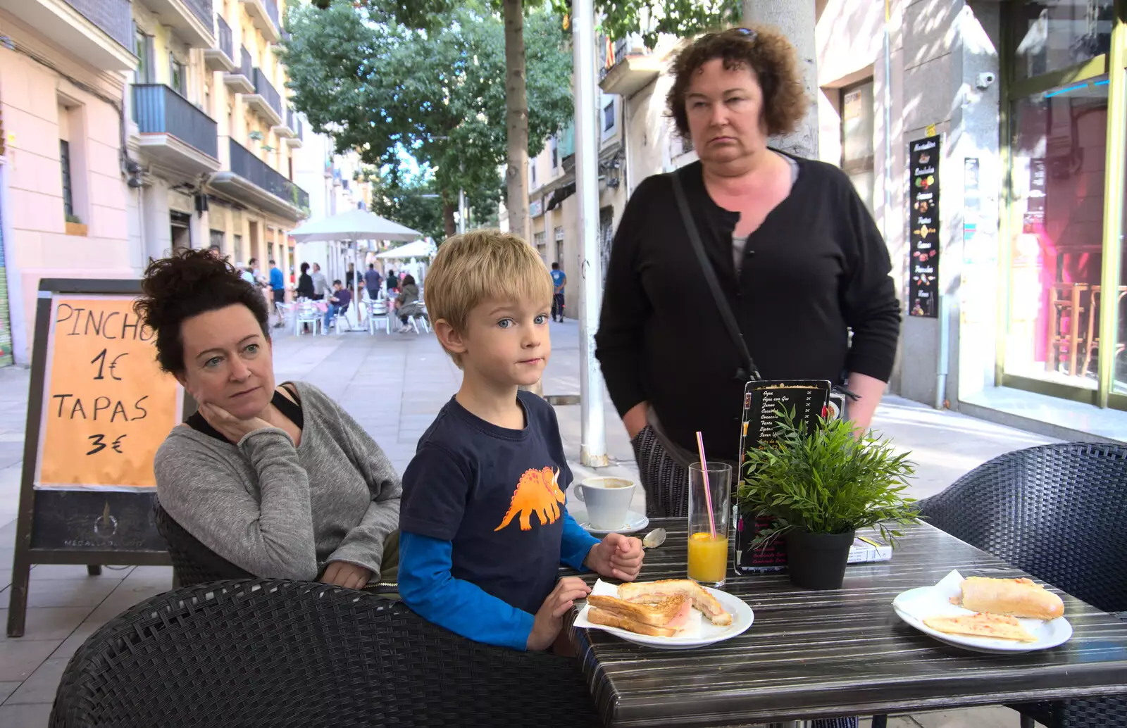 Evelyn, Harry and Louise with a grump, from Barcelona and Parc Montjuïc, Catalonia, Spain - 21st October 2017