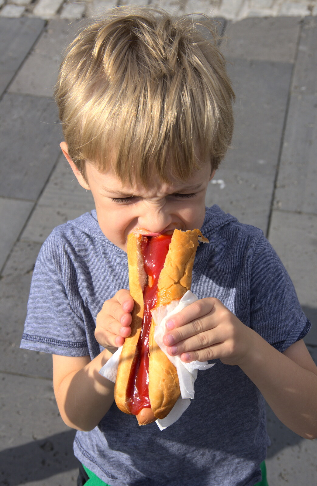 Harry eats a hotdog from L'Aquarium de Barcelona, Port Vell, Catalonia, Spain - 23rd October 2017