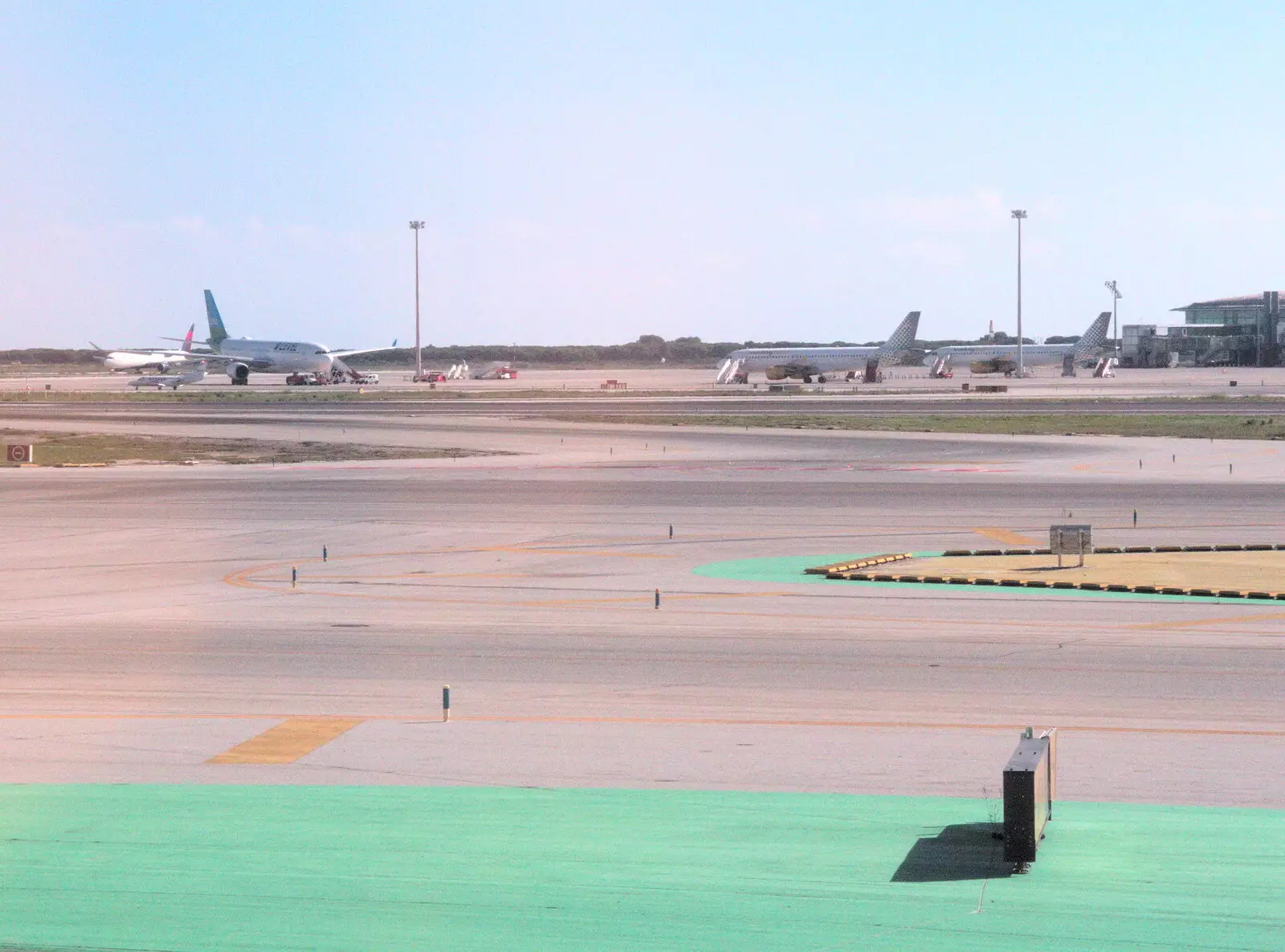 Out on the hot tarmac, from A Barcelona Bus Tour, Catalonia, Spain - 25th October 2017