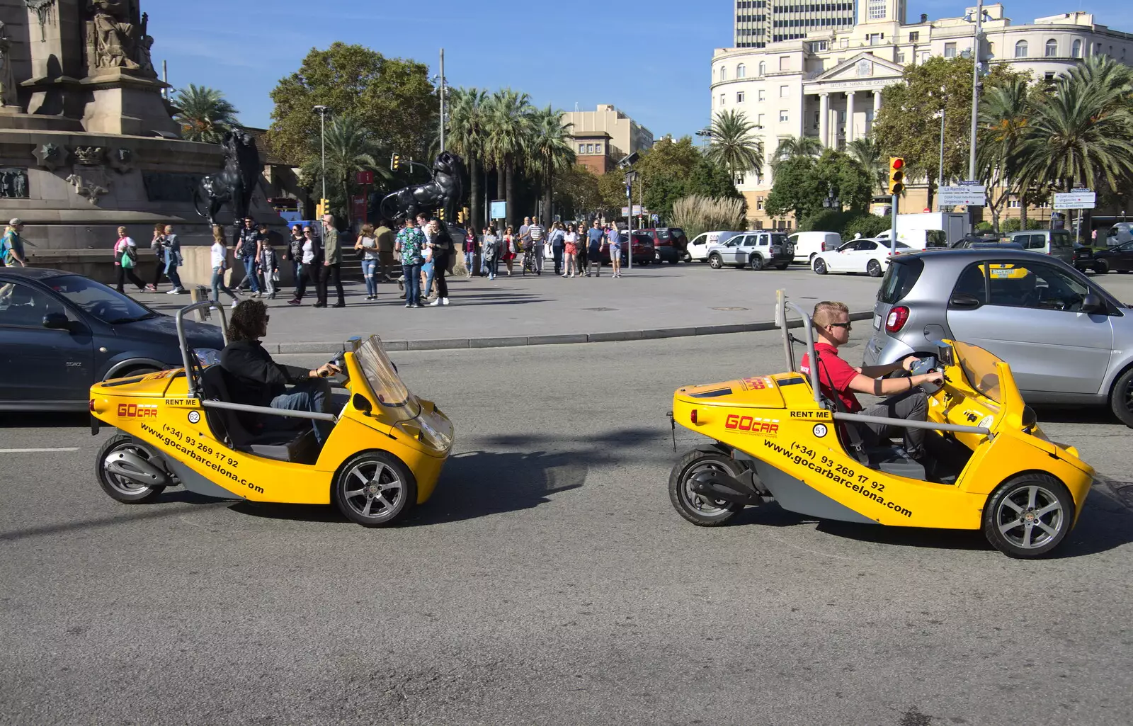 Some unusual three-wheelers roar around, from A Barcelona Bus Tour, Catalonia, Spain - 25th October 2017