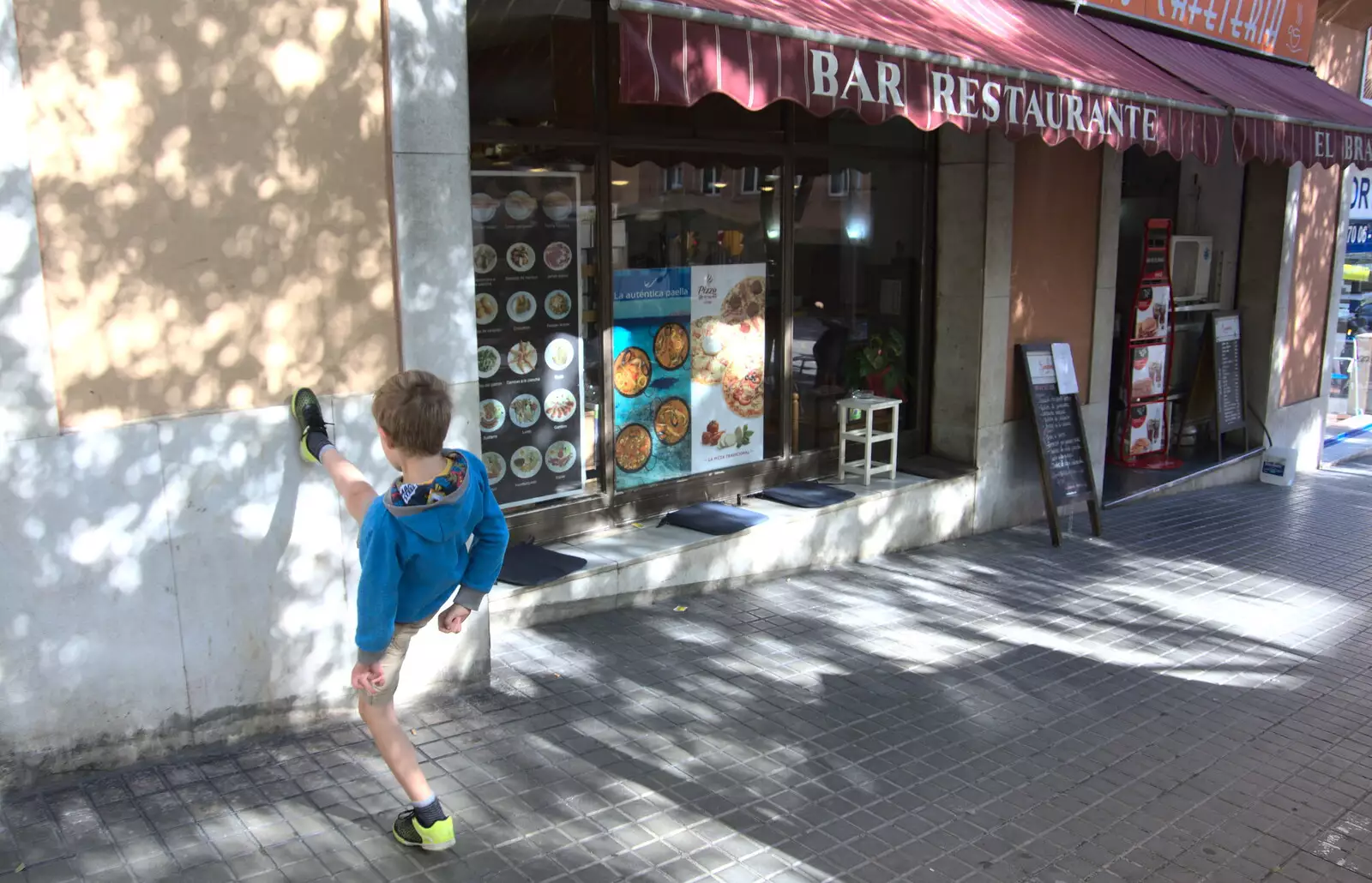 Fred does some leg stretches up a wall, from A Barcelona Bus Tour, Catalonia, Spain - 25th October 2017