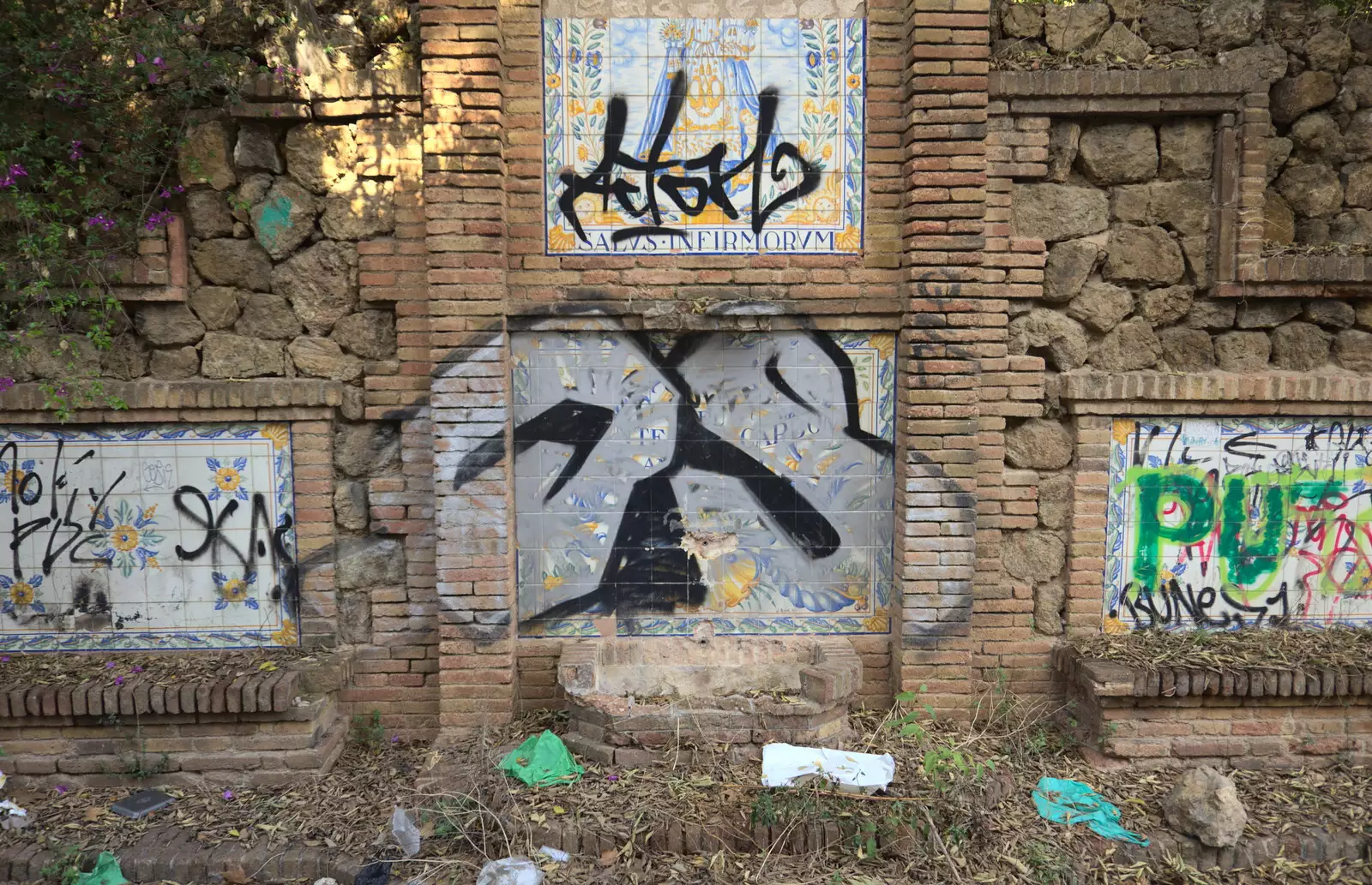 Some sort of derelict memorial, from A Barcelona Bus Tour, Catalonia, Spain - 25th October 2017