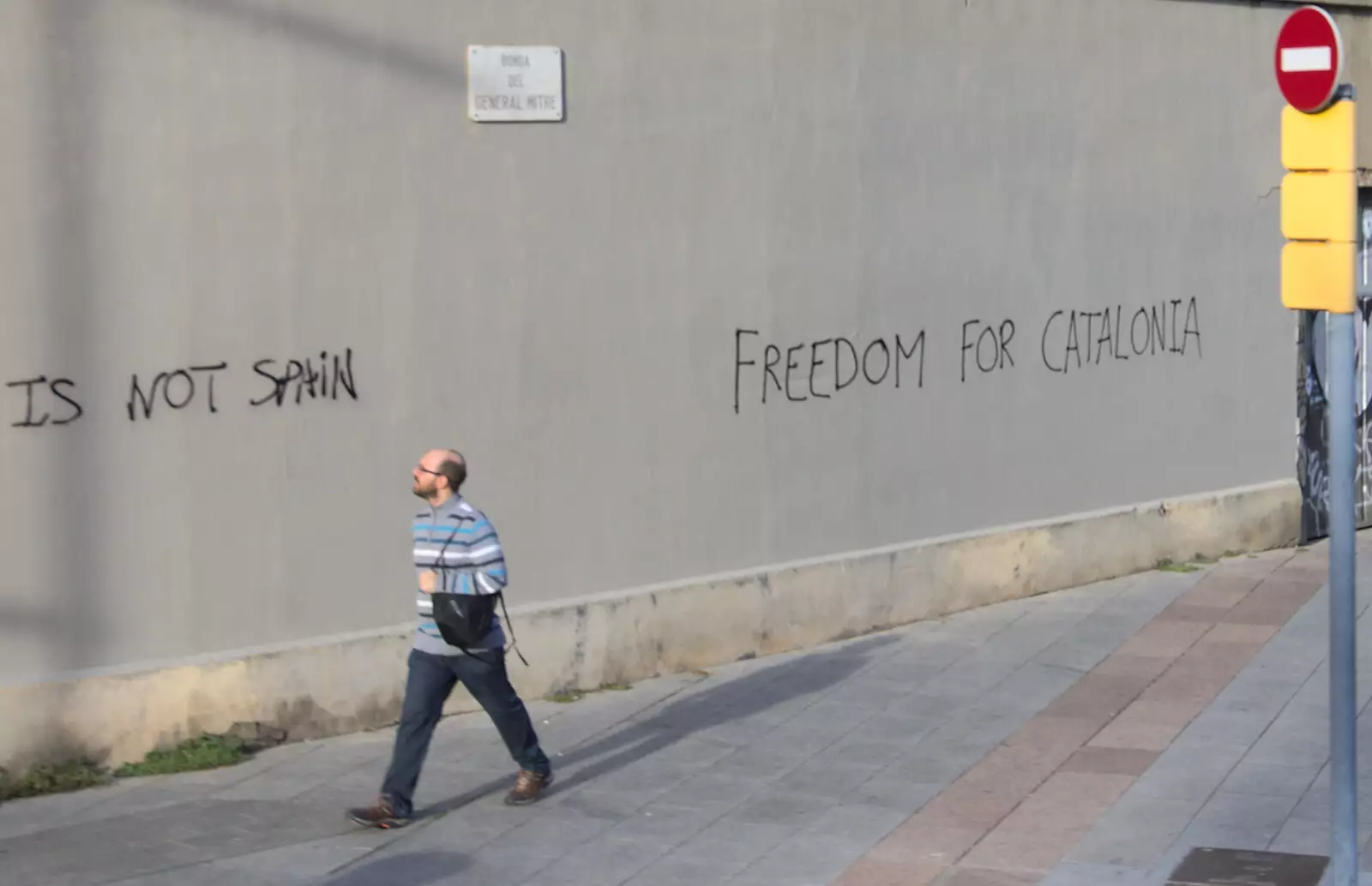 Freedom for Catalonia graffiti, from A Barcelona Bus Tour, Catalonia, Spain - 25th October 2017