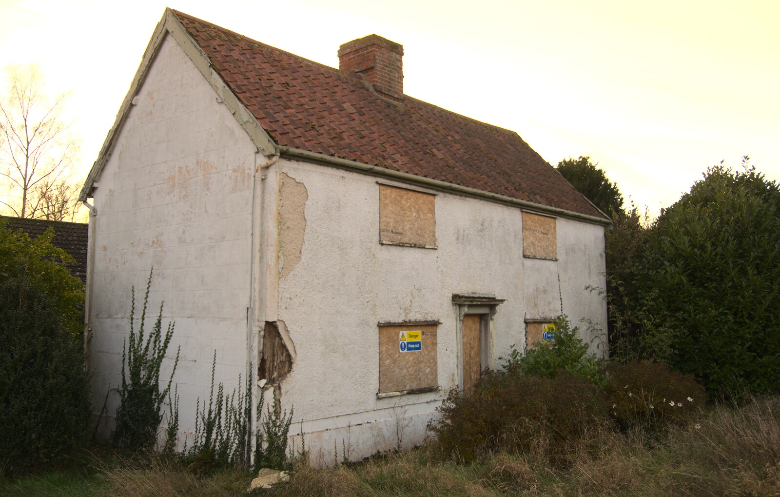 A derelict house on Lowgate Street in Eye from A Walk Around Eye, Suffolk - 19th November 2017