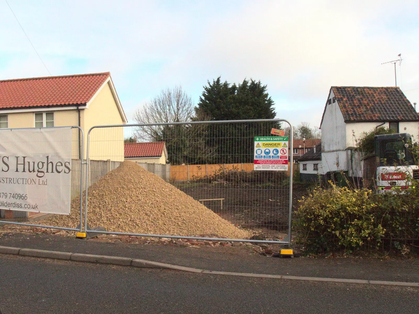 The house next to the White Elephant has gone, from A Late November Miscellany, Diss, Brantham and London - 30th November 2017