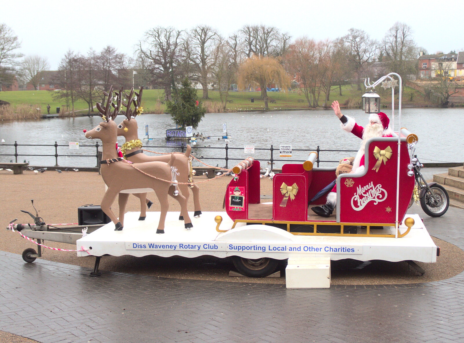 Santa's on his sleigh down at the Mere from A Spot of Christmas Shopping, Norwich and Diss, Norfolk - 23rd December 2017