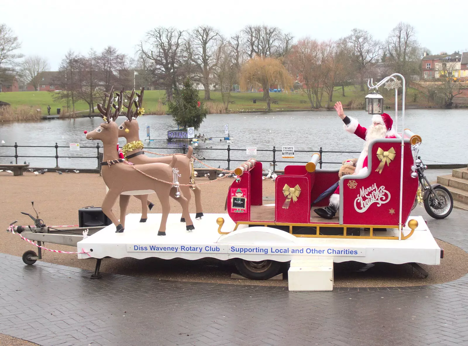 Santa's on his sleigh down at the Mere, from A Spot of Christmas Shopping, Norwich and Diss, Norfolk - 23rd December 2017