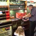 Alan pours half a Broadside from his pin, Christmas Day and The Swan Inn, Brome, Suffolk - 25th December 2017