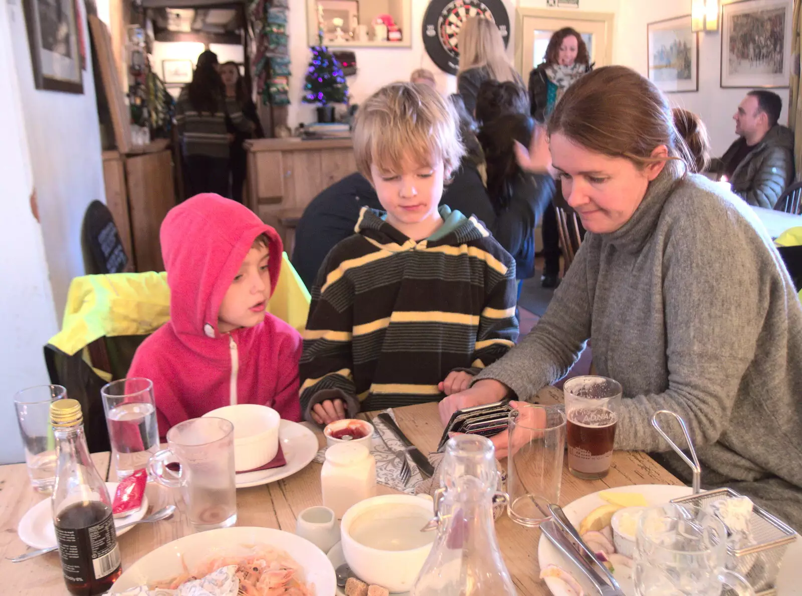 Isobel shows the boys some photos, from Boxing Day in the Queen's Head, Eye, Suffolk - 26th December 2017