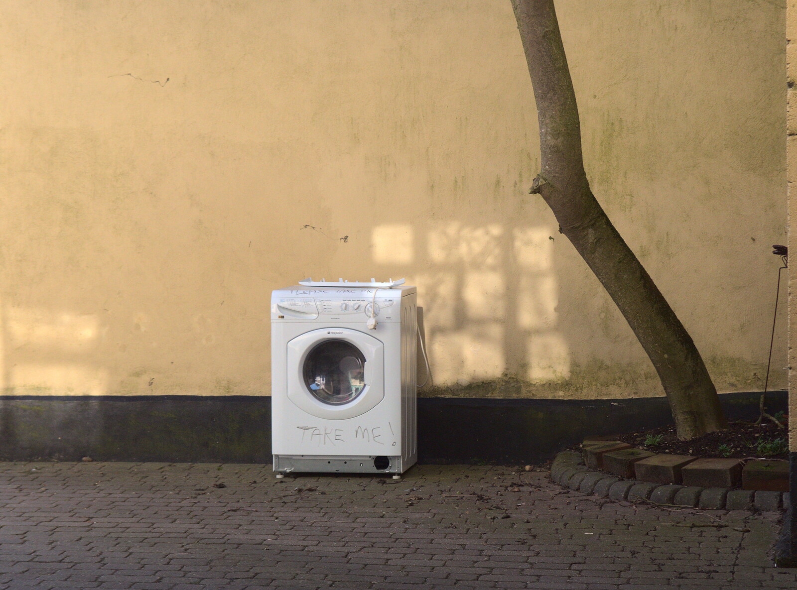 A discarded washing machine pleads for a new home from A Walk Around Eye, and the Return of Red Tent, Suffolk and London - 25th February 2018