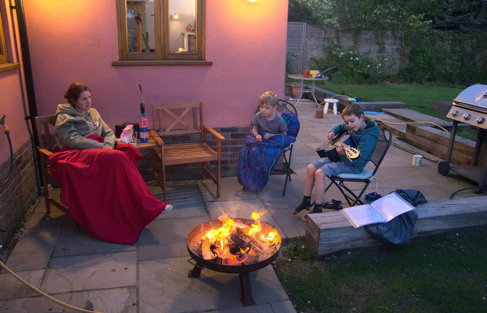 A fire-pit moment, from Beer, Bikes and Bands, Burston Crown, Burston, Norfolk - 6th May 2018