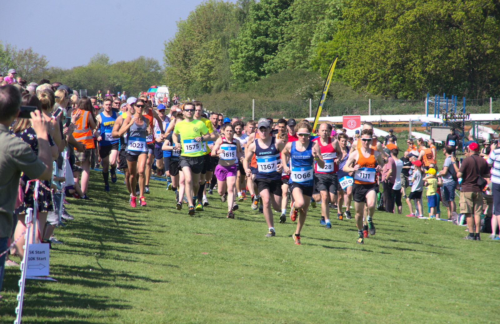 The race kicks off as over 1,300 runners leg it from Isobel's 10km Run, Alton Water, Stutton, Suffolk - 6th May 2018