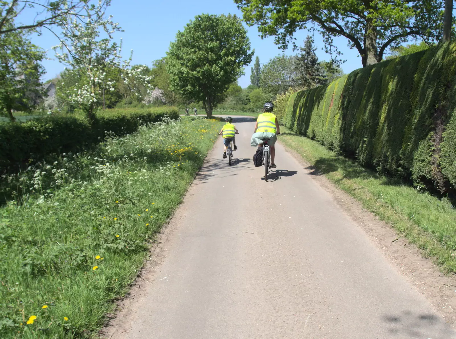 On the road to Thrandeston, from A Bike Ride to the Railway Tavern, Mellis, Suffolk - 7th May 2018