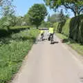 On the road to Thrandeston, A Bike Ride to the Railway Tavern, Mellis, Suffolk - 7th May 2018