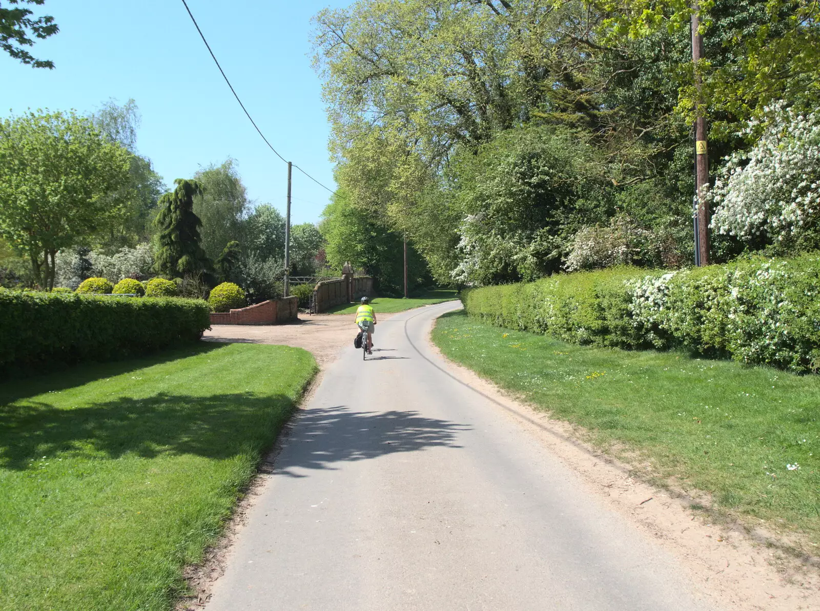 Isobel cycles past the church in Thrandeston, from A Bike Ride to the Railway Tavern, Mellis, Suffolk - 7th May 2018