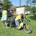 Fred parks his bike up, A Bike Ride to the Railway Tavern, Mellis, Suffolk - 7th May 2018