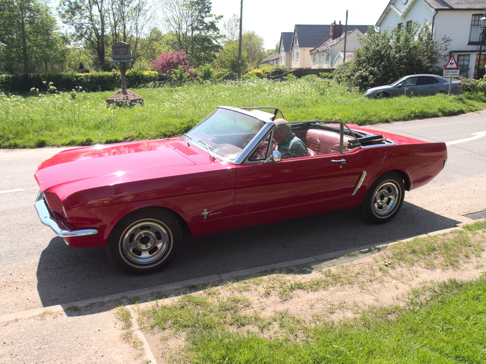 There's a nice old Ford Mustang outside from A Bike Ride to the Railway Tavern, Mellis, Suffolk - 7th May 2018