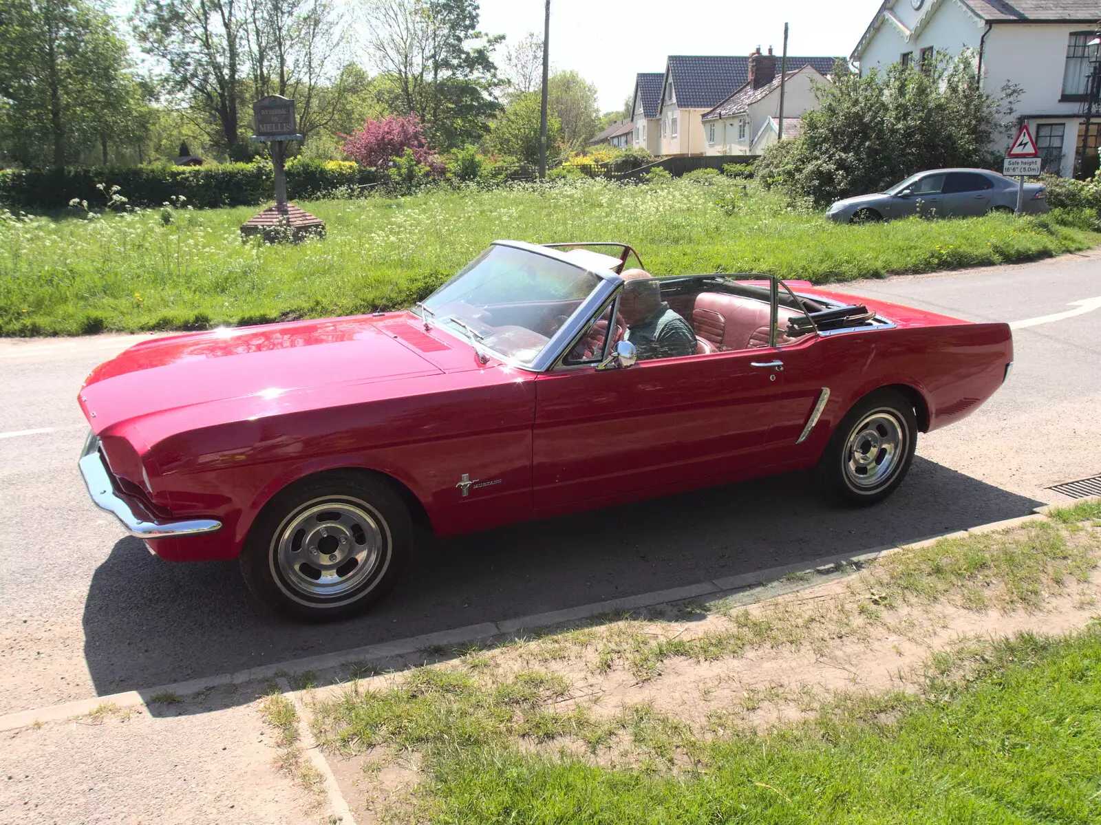 There's a nice old Ford Mustang outside, from A Bike Ride to the Railway Tavern, Mellis, Suffolk - 7th May 2018