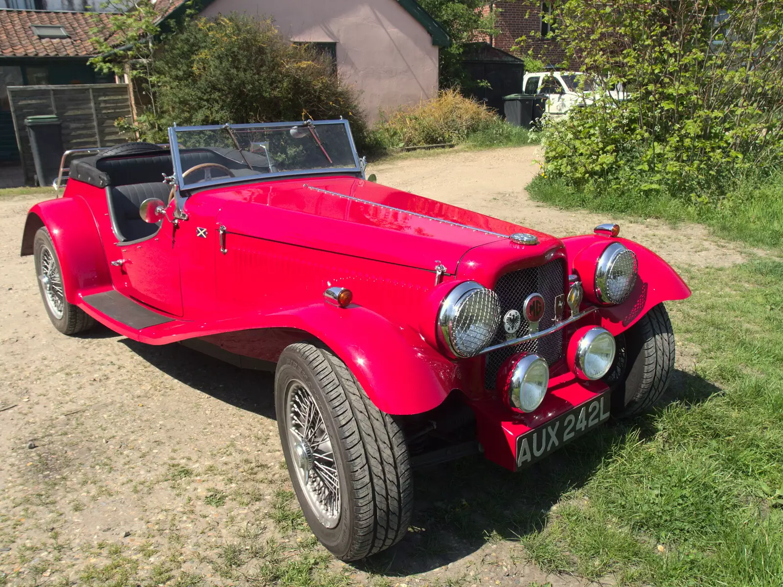 A nice old MG roadster, from A Bike Ride to the Railway Tavern, Mellis, Suffolk - 7th May 2018