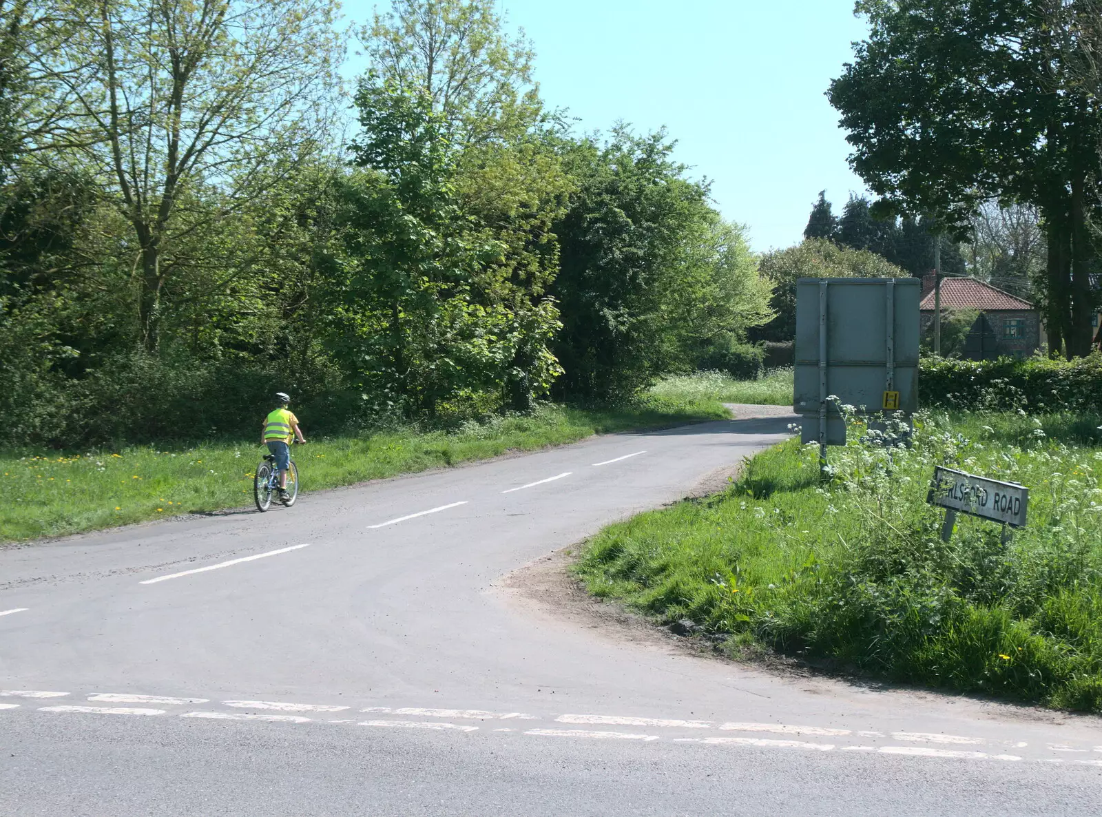 Fred cycles up Earlsford Road, from A Bike Ride to the Railway Tavern, Mellis, Suffolk - 7th May 2018