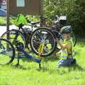 Fred comes back to check his bike out, A Bike Ride to the Railway Tavern, Mellis, Suffolk - 7th May 2018