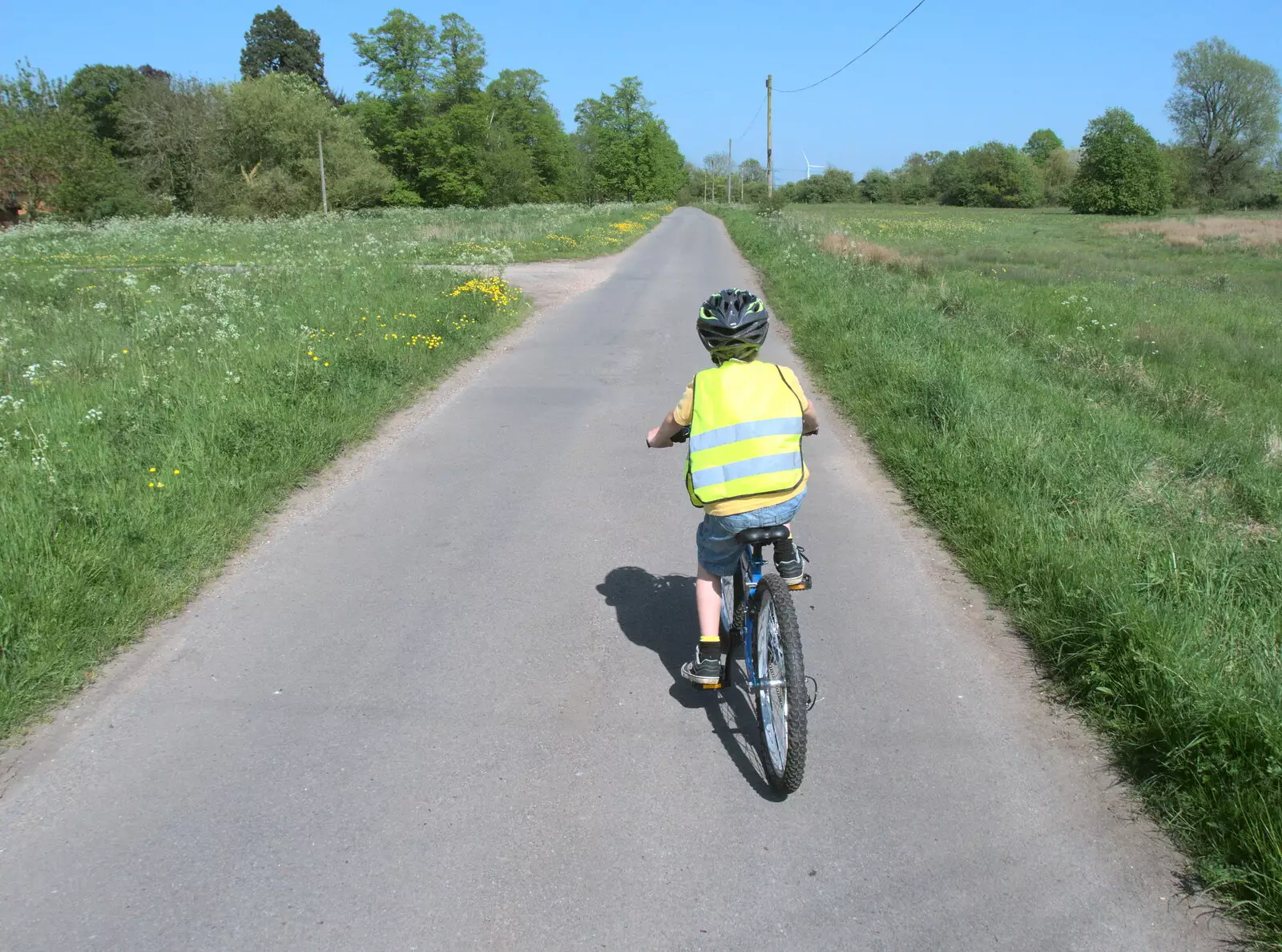 On the road back to Thrandeston, from A Bike Ride to the Railway Tavern, Mellis, Suffolk - 7th May 2018