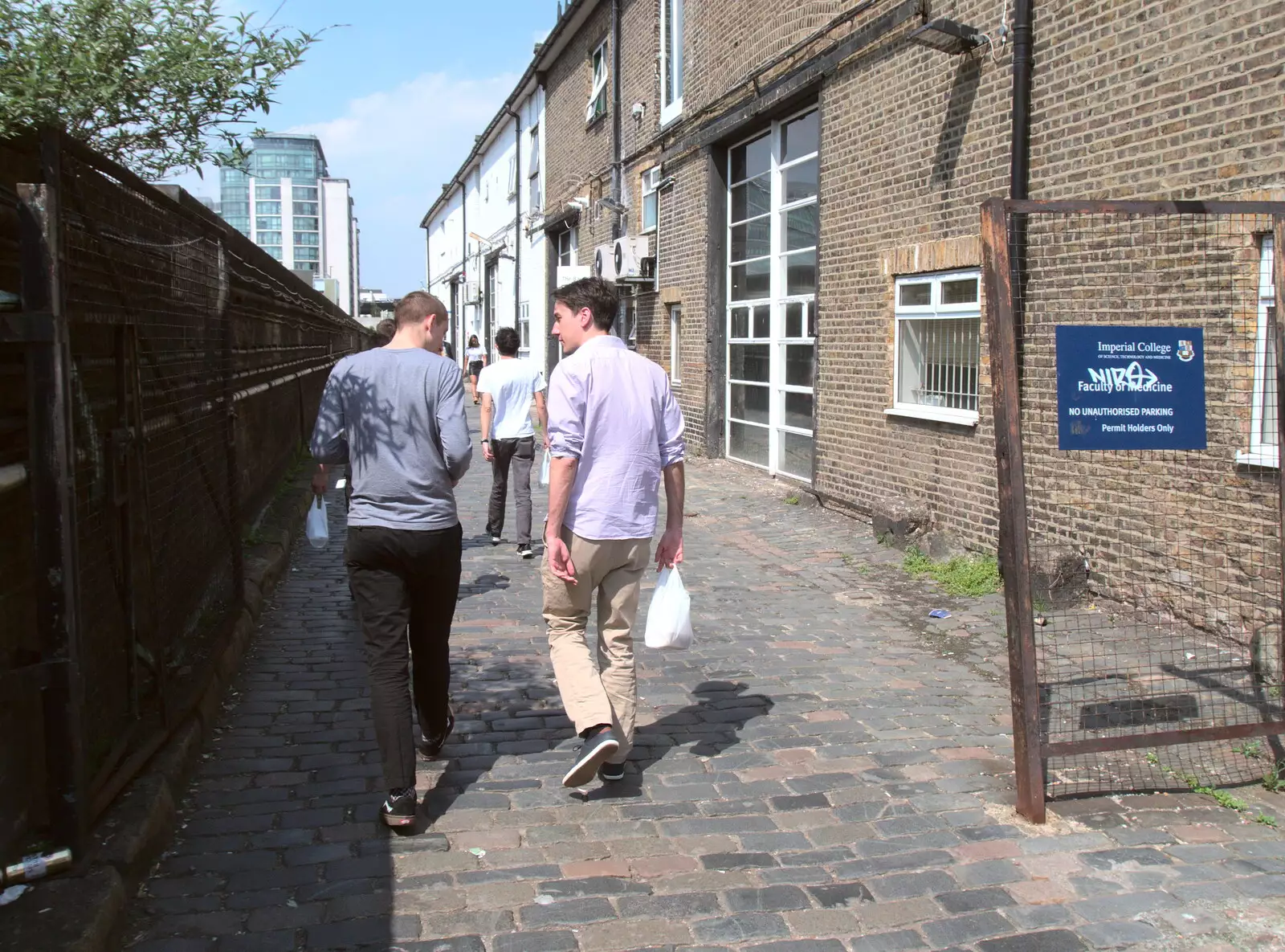 Pol chats near the Paintin Centre, from A Lunchtime Trip to Peking Seoul, Paddington, London - 9th May 2018