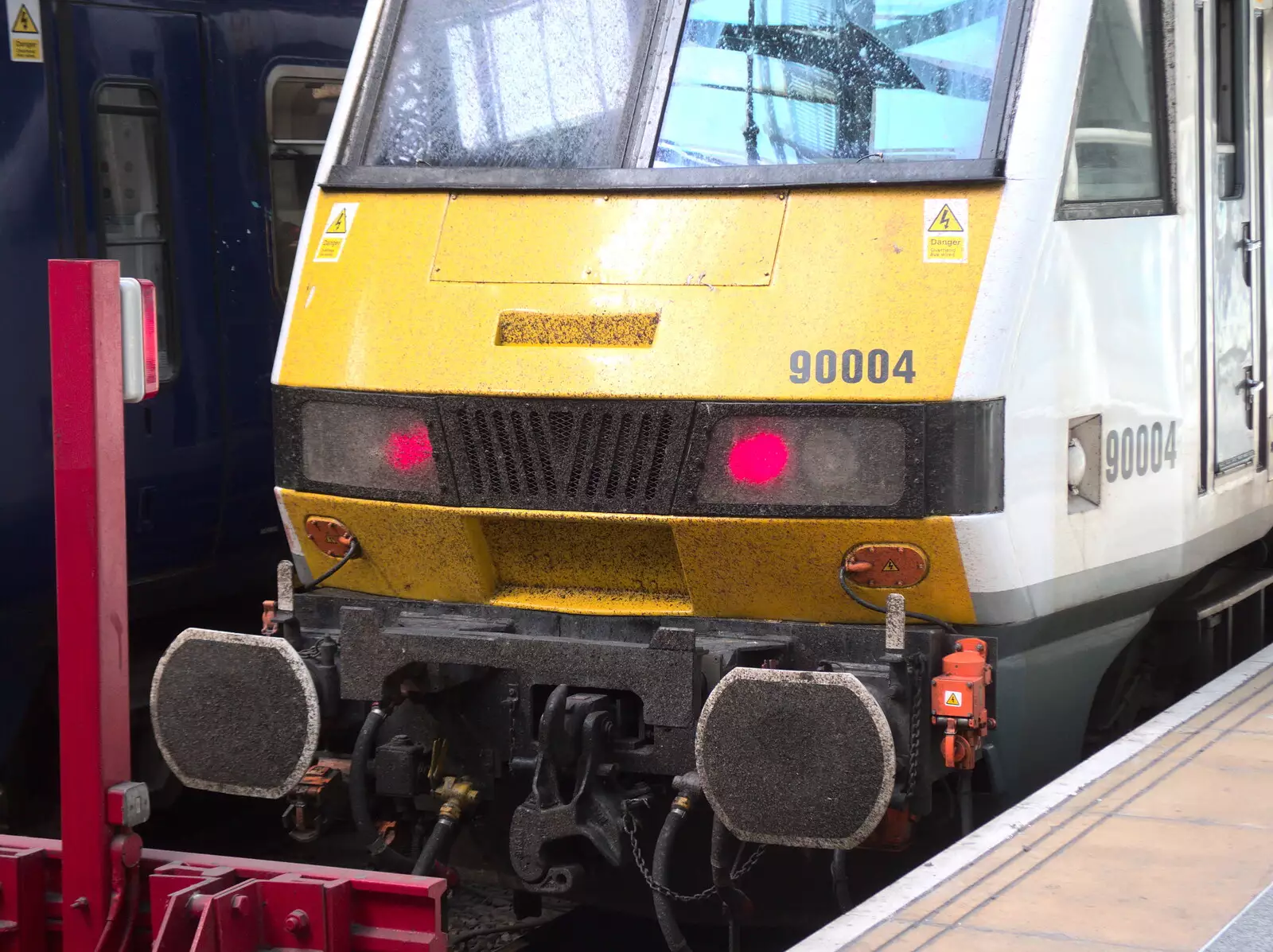 Class 90 loco 90004 has an insect problem, from A Lunchtime Trip to Peking Seoul, Paddington, London - 9th May 2018