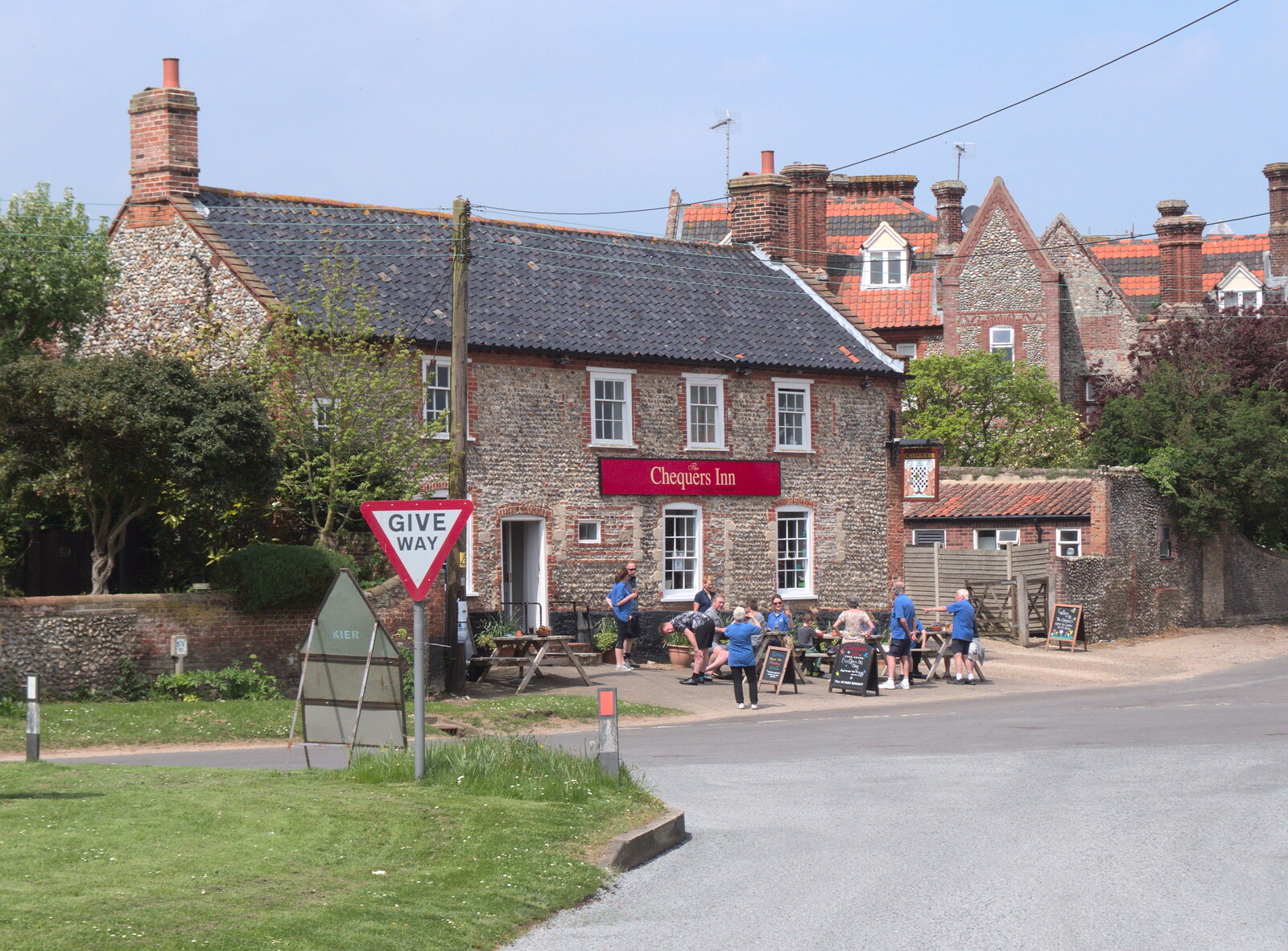 A view of the Chequers Inn from across the road from The BSCC Weekend Away, Holt, Norfolk - 12th May 2018