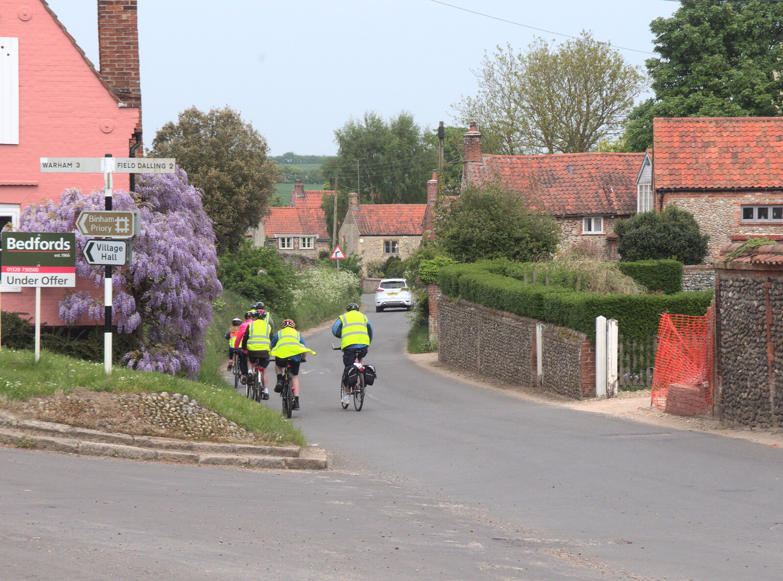 The Saga group head off past the wisteria from The BSCC Weekend Away, Holt, Norfolk - 12th May 2018