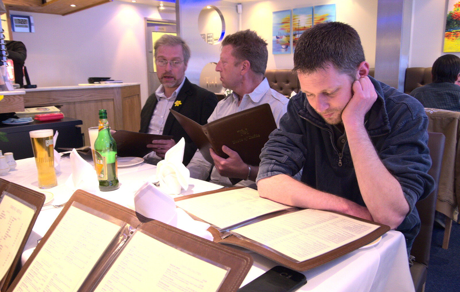 The Boy Phil scopes the menu out from The BSCC Weekend Away, Holt, Norfolk - 12th May 2018