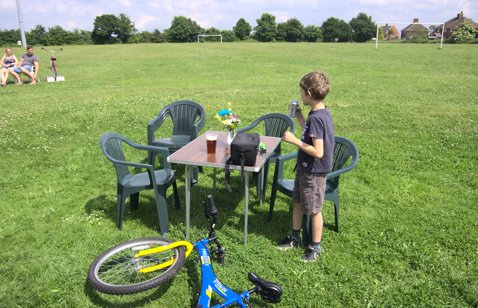 Fred has a diet coke from The Not-Opening of the Palgrave Playground, Palgrave, Suffolk - 3rd June 2018