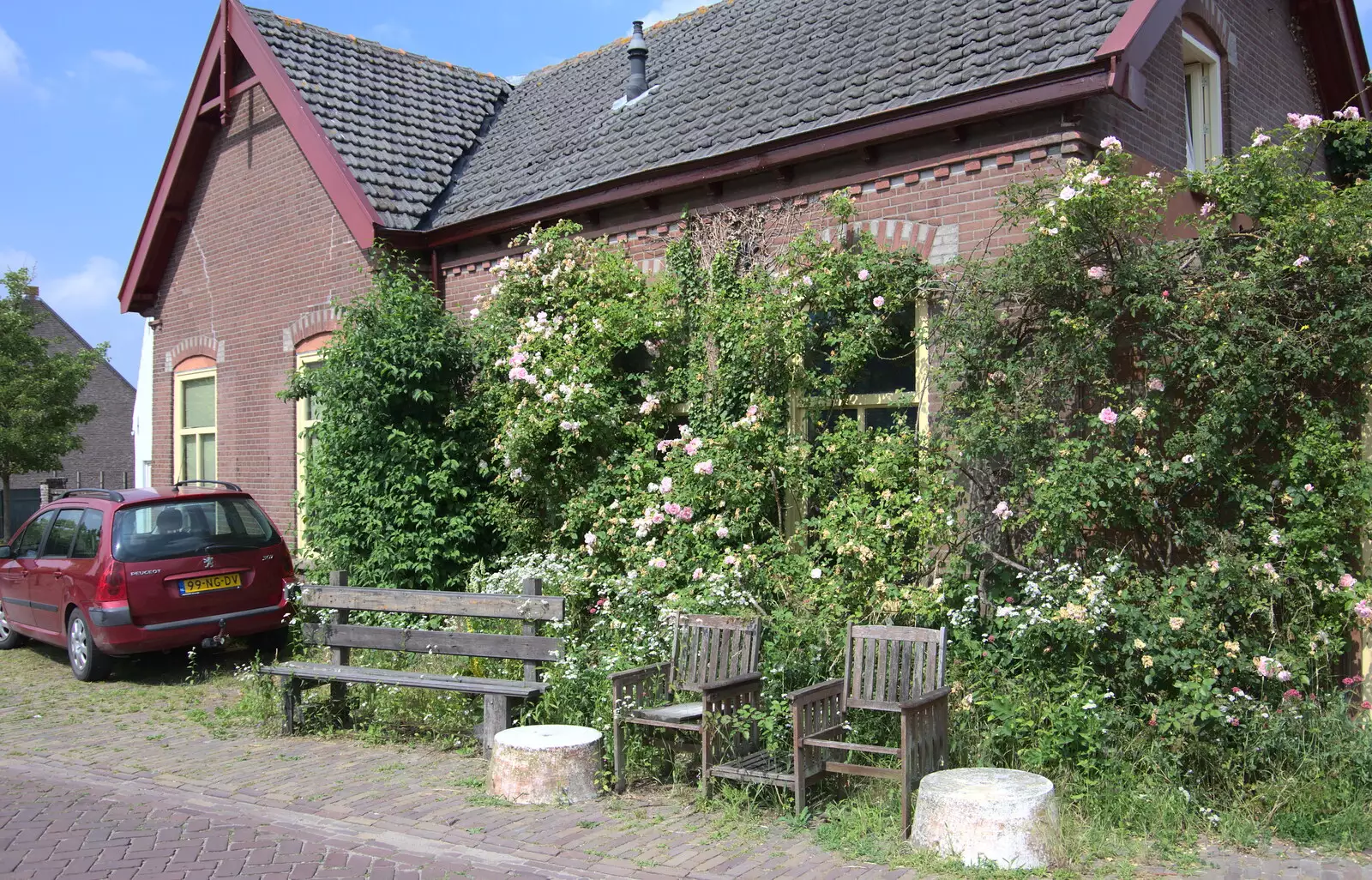 A house by Nieuwe Zuiderlingedijk is a bit overgrown, from A Postcard From Asperen, Gelderland, Netherlands - 9th June 2018