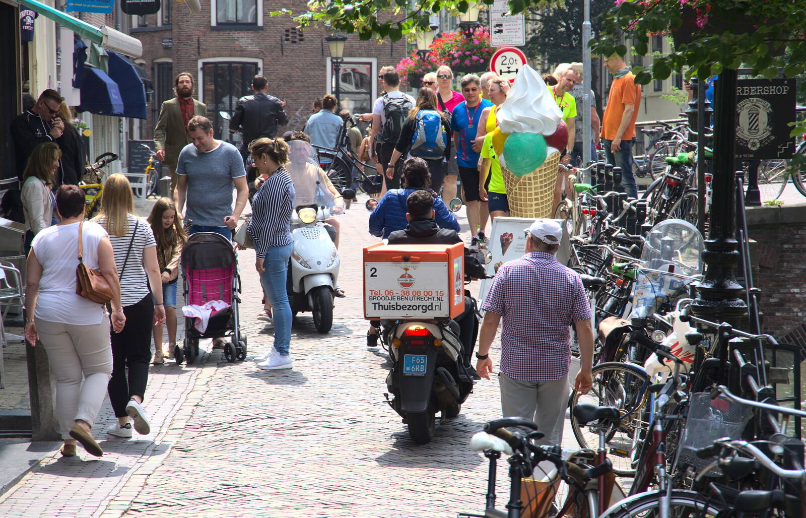 Hamish disappears into the crowds again from A Postcard from Utrecht, Nederlands - 10th June 2018