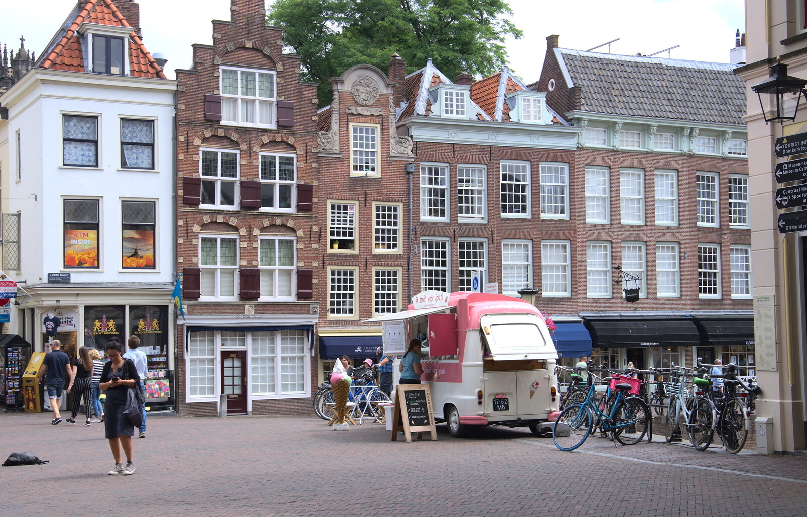 An ice-cream van from A Postcard from Utrecht, Nederlands - 10th June 2018