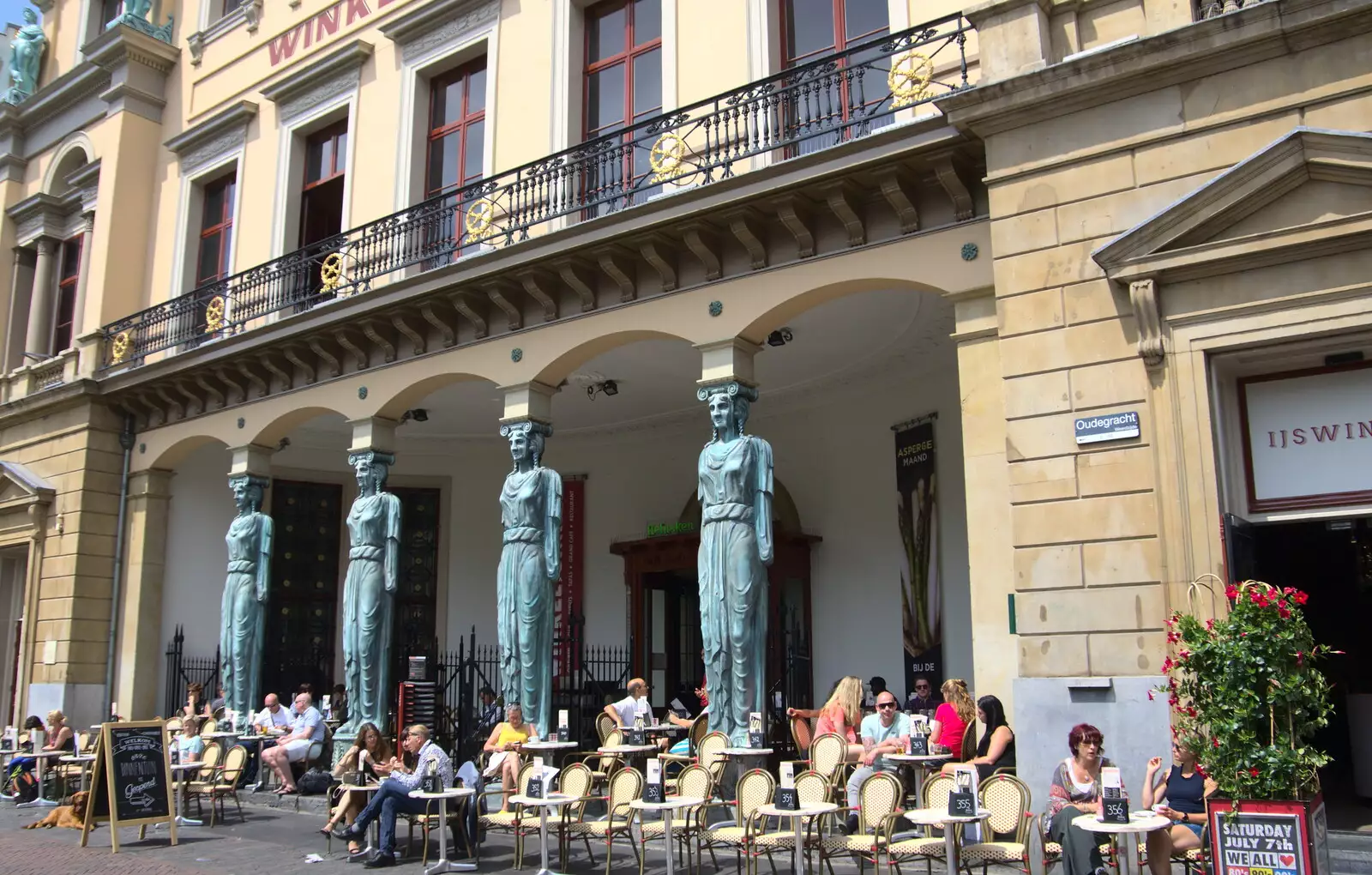 The statues on Winkel van Sinkel are English, from A Postcard from Utrecht, Nederlands - 10th June 2018