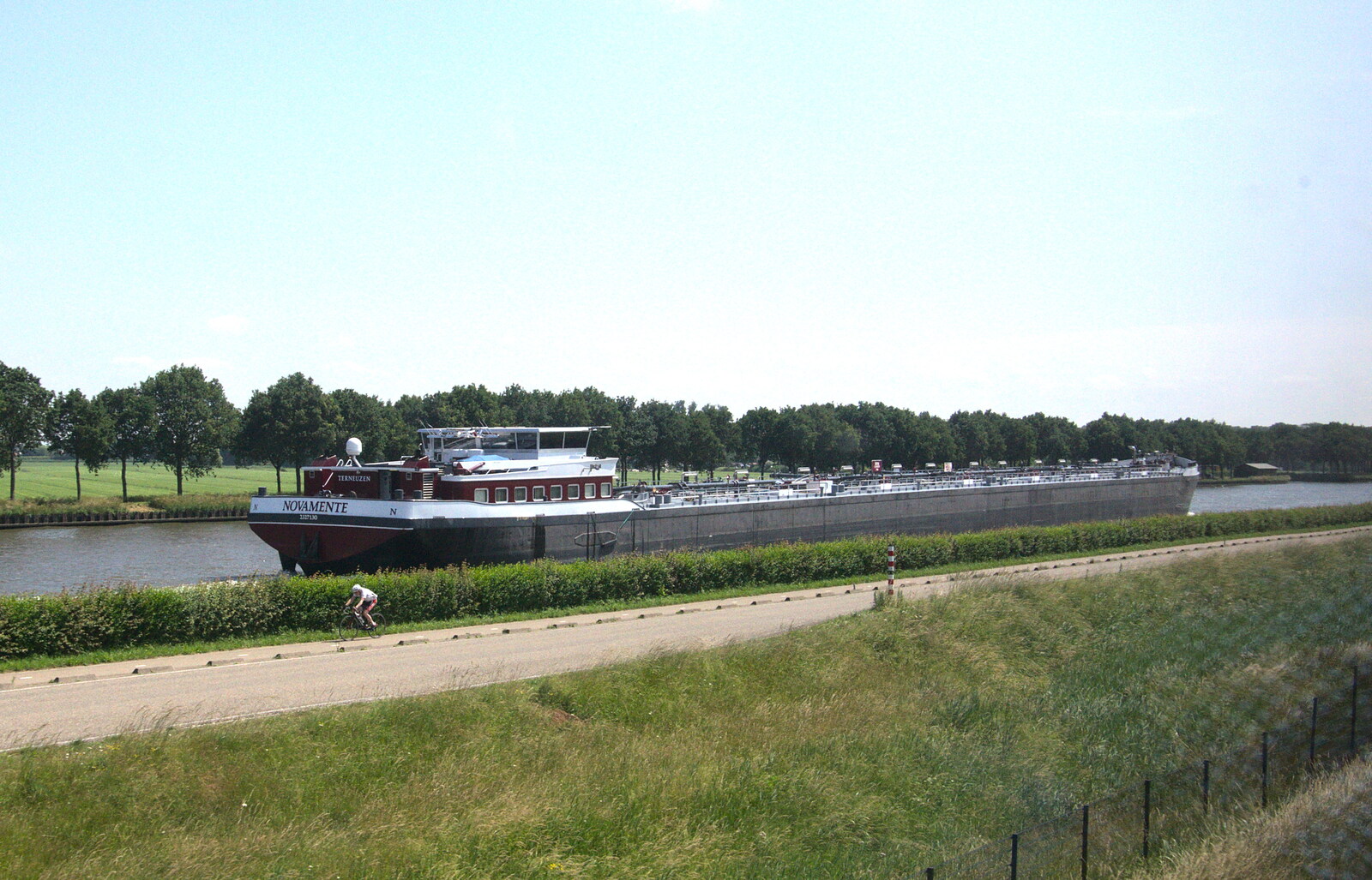 Large boats travel on the great Kanaldijk from A Postcard from Utrecht, Nederlands - 10th June 2018