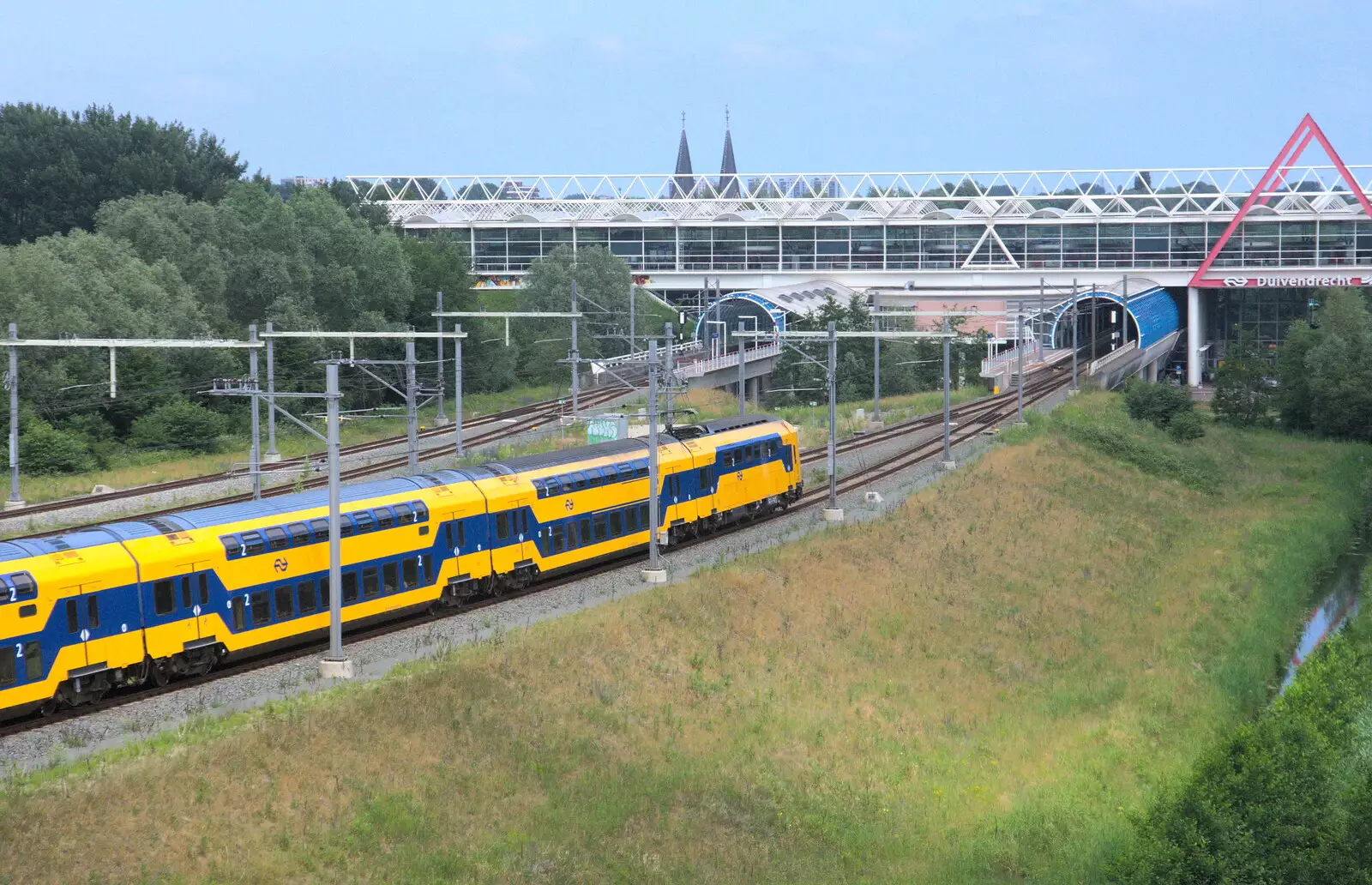 A train pulls in to Duivendrecht station, from A Postcard from Utrecht, Nederlands - 10th June 2018