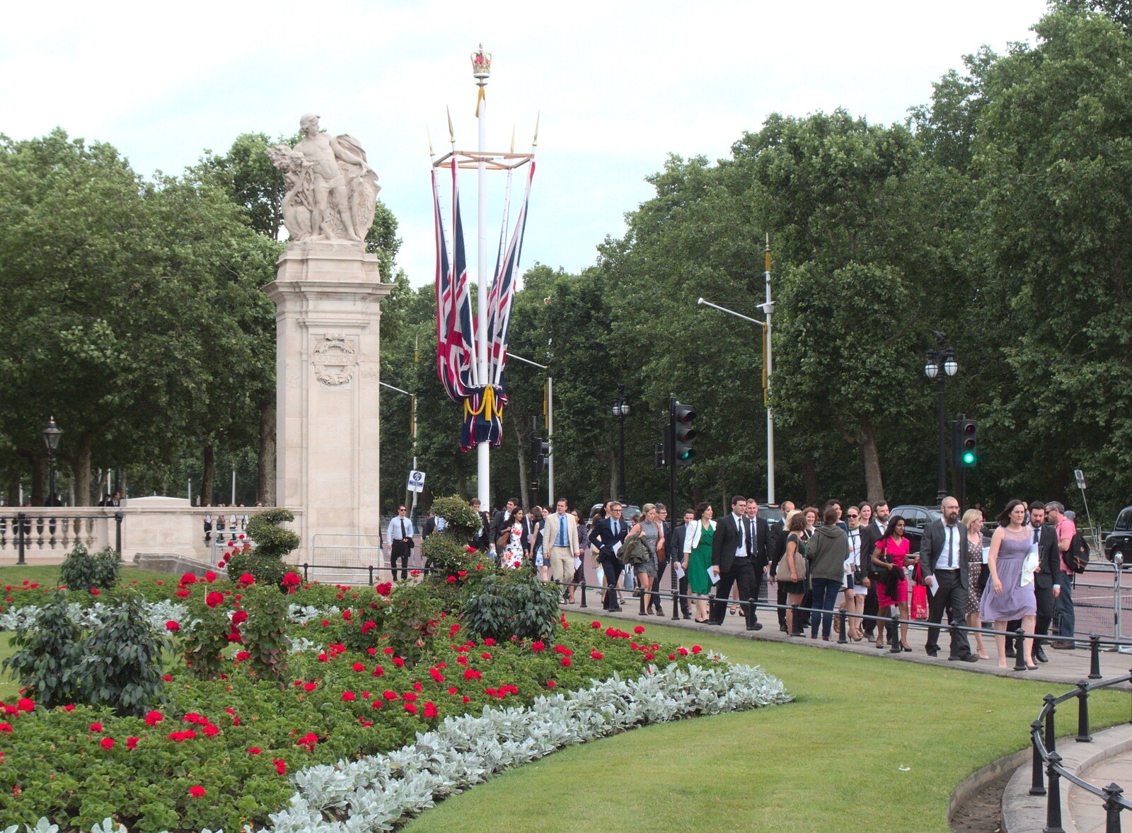 Garden party guests head to Buckingham Palace from SwiftKey's Hundred Million, Paddington, London - 13th June 2018