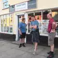 Gaz pokes the shop window, The BSCC at the Woolpack, Debenham, Suffolk - 14th June 2018